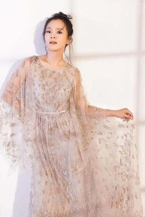 导演曾评价王嘉消弭了自己,让这个角色勇敢鲜活了起来;合作的演员