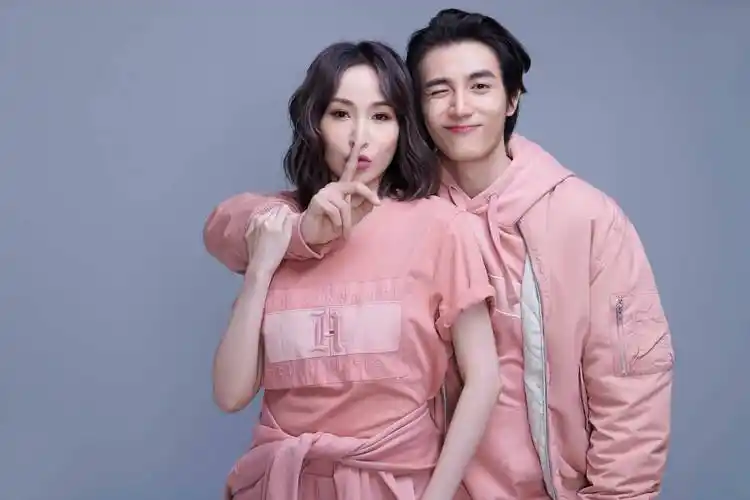 台媒曝萧亚轩已搬离和小16岁男友黄皓的爱巢_截图_带着_阳台