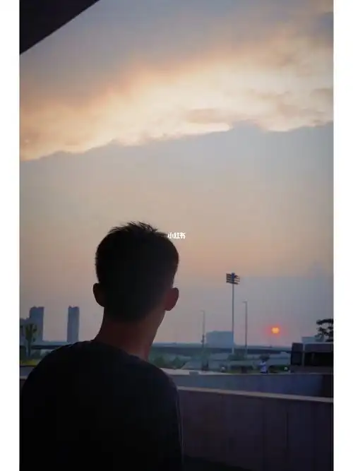 黄景瑜的侧脸与背影