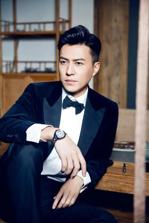 靳东演绎日常穿搭,18k玫瑰金与精钢