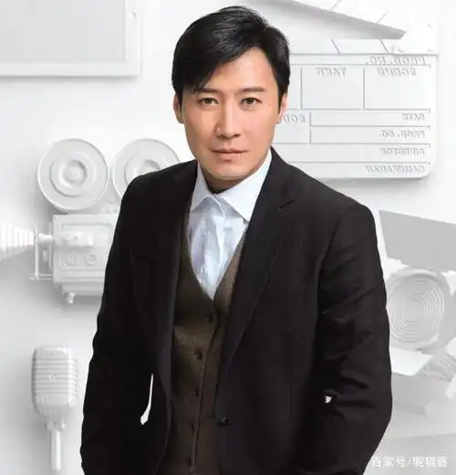 黎明现身节目录制,电影城演员纷纷前来合影,为求合影奇思妙想