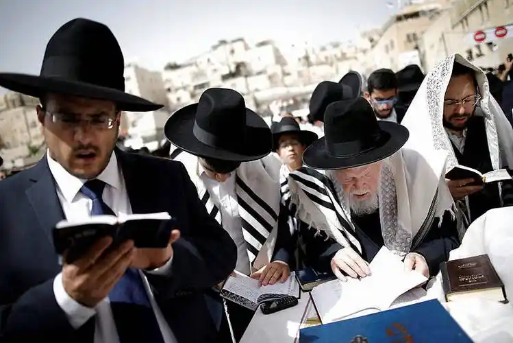 犹太教徒庆祝逾越节 聚集哭墙下祷告