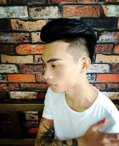 锅盖头两边剃掉的发型