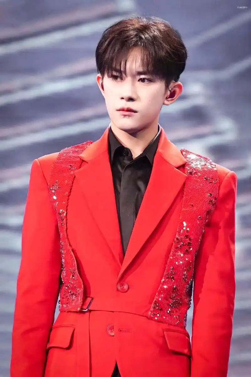 易烊千玺壁纸最喜欢穿红衣服的千千了喜气洋洋的千总真好看啊