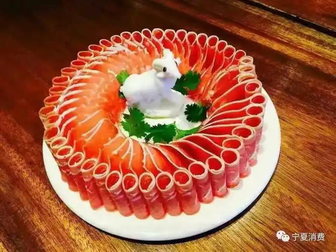 在保证食材的放心与安全,牛羊肉自产自销,夏华肥牛火锅新