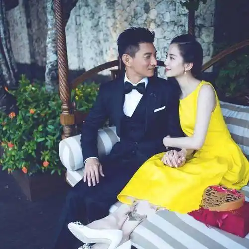 在很多人看来,吴奇隆比妻子刘诗诗大17岁,而且还离过婚,一众网友们都