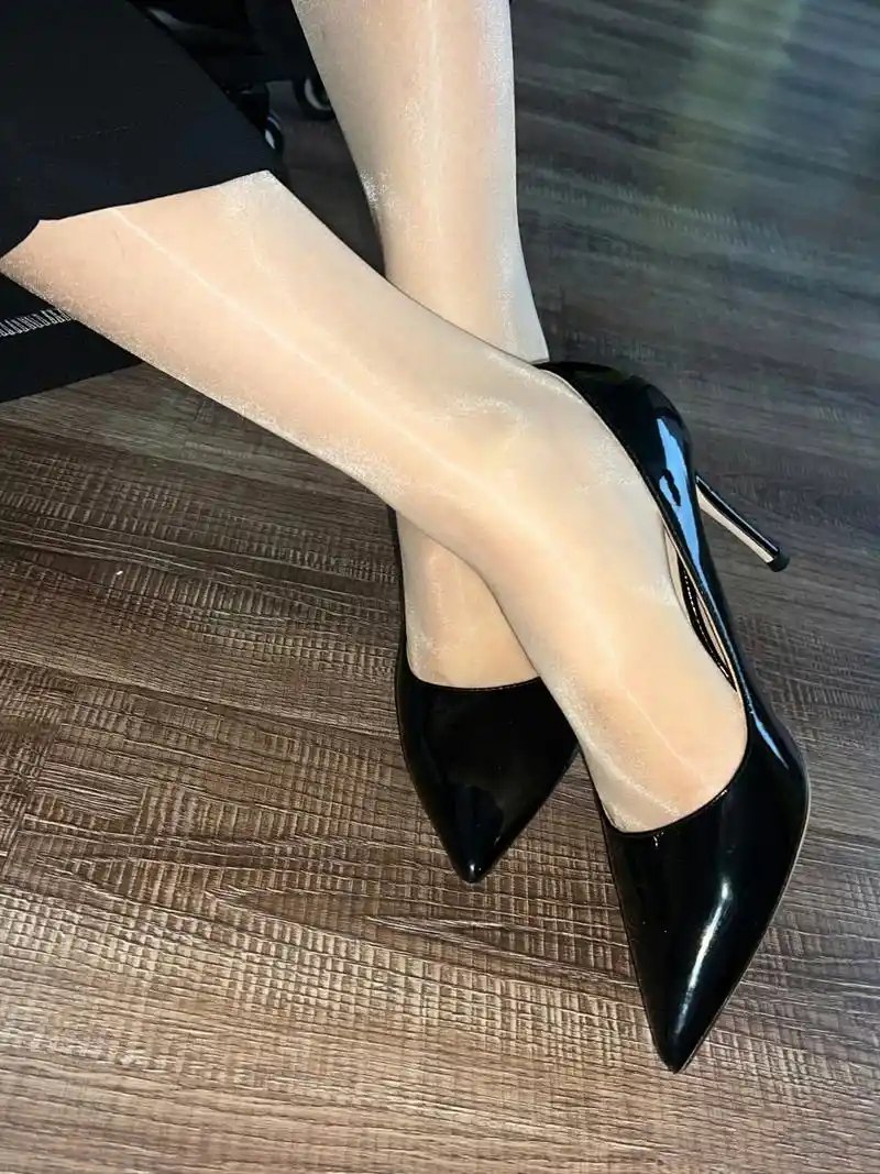 肉丝黑色高跟,是标配麽