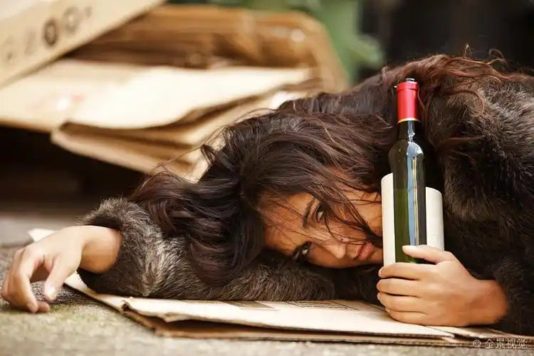 醉酒_女人_拿着_酒瓶_躺着_公路_高清图片_全景视觉