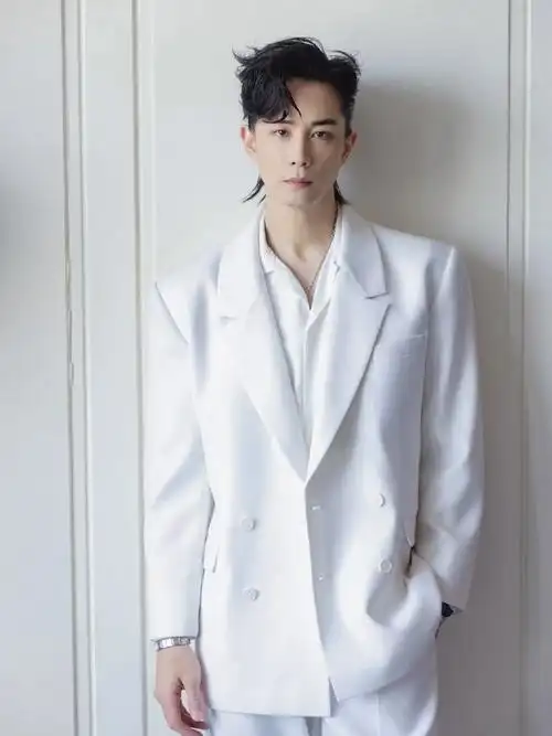 演员,歌手李承铉身着group therapy 2022ss 白色修身西装套装举手投足