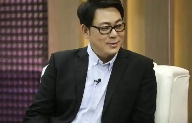 50岁夏东海高亚麟现身乡下坐小马扎吆喝卖海鲜被路人围观