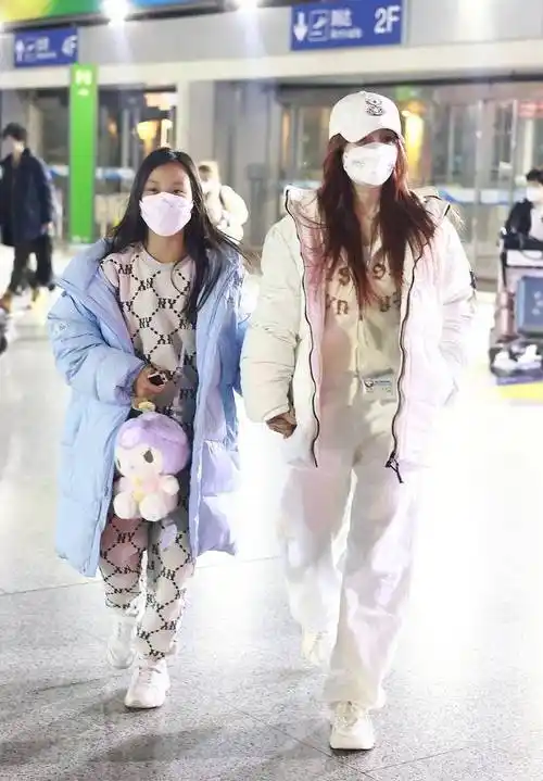 李小璐很擅长假装年轻,他和甜馨一起穿"卫衣 羽绒服"减龄,他长得像