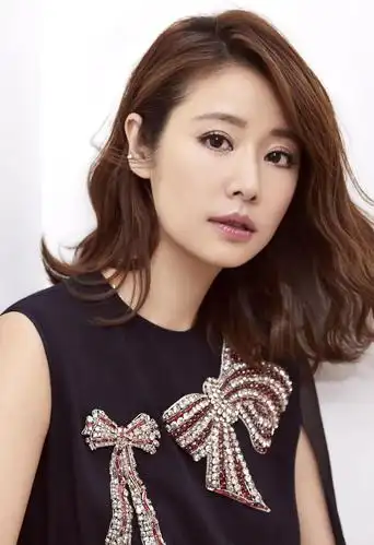 林心如时尚美照,黑色蝴蝶结裙装优雅迷人,越活越美丽