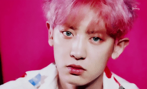 光影斑驳,觥筹交错,人影憧憧,莫名推搡之下,你和朴灿烈坐到了一起.