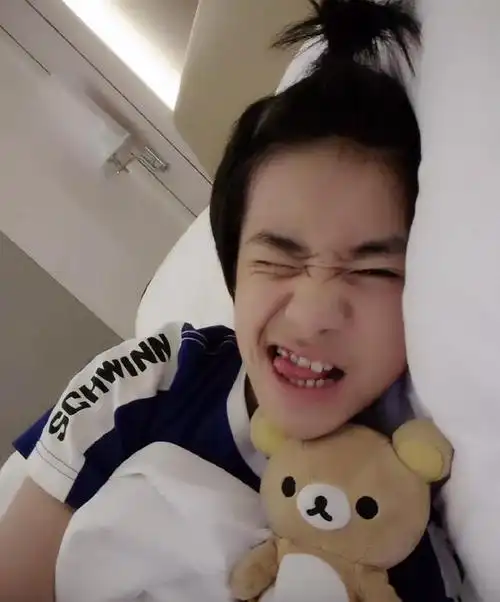 原创易烊千玺幼年跳舞照曝光穿小蜜蜂服装小表情小动作超萌可爱