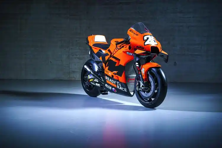 25号赛车手(motogp 2022:ktm motogp tech3 车队的 rc16)