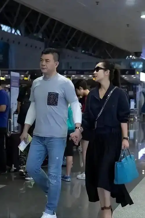 王新军与秦海璐巨婴症儿子现已9岁看到长相后网友大为吃惊