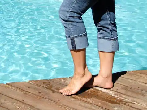 梦见自己赤脚,说明你最近很少出门,每天基本都在家里度过.