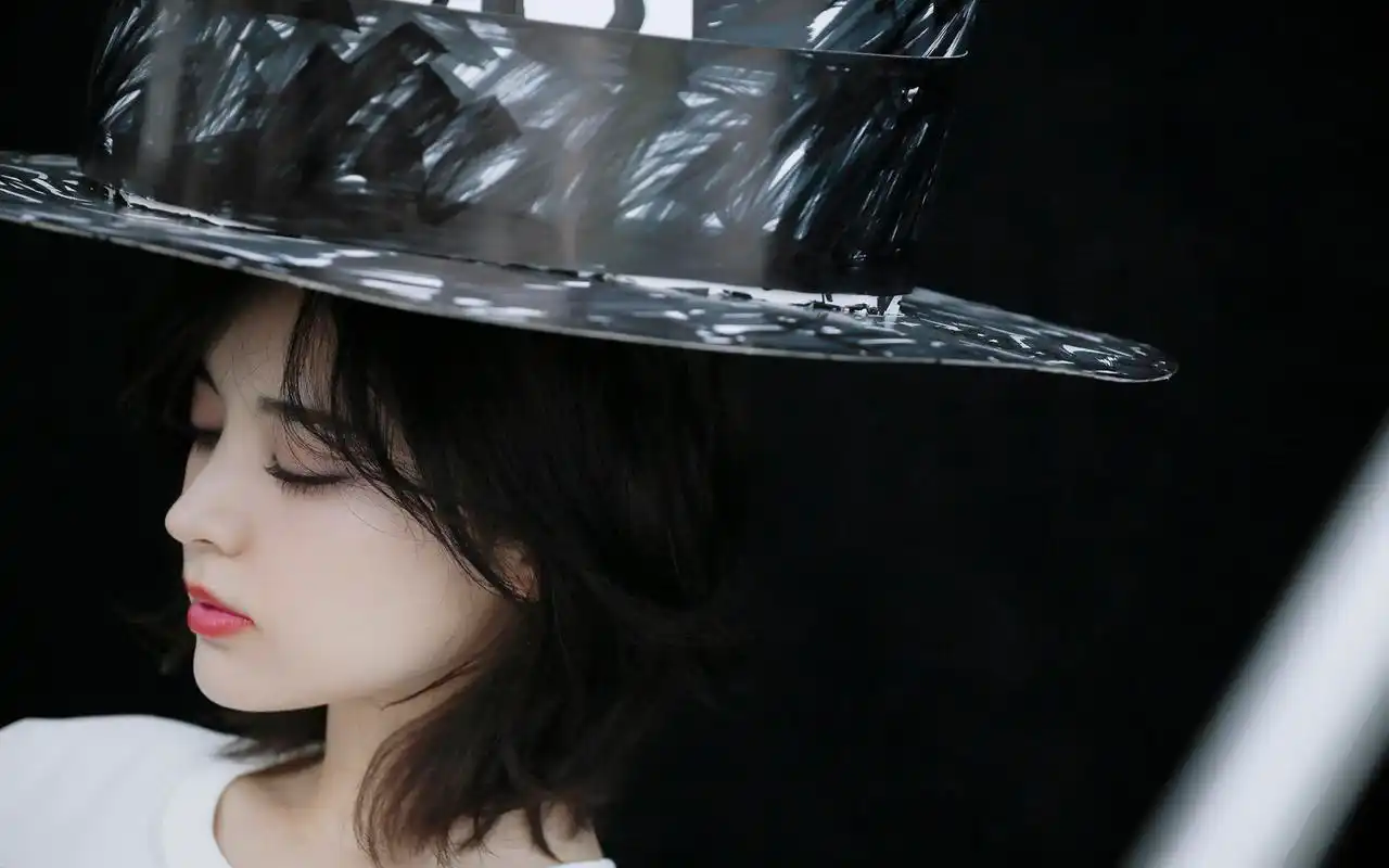 古力娜扎优雅随性写真桌面壁纸