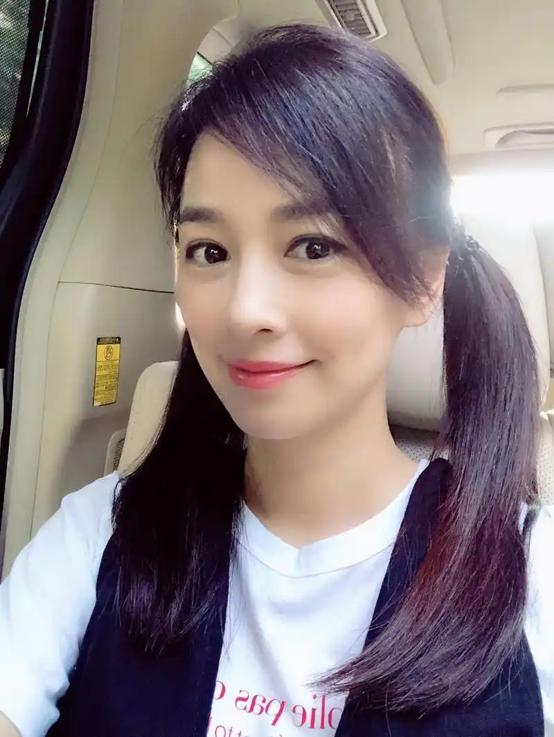 47岁张庭娇俏双马尾满满少女感,与网友分享运动心得!