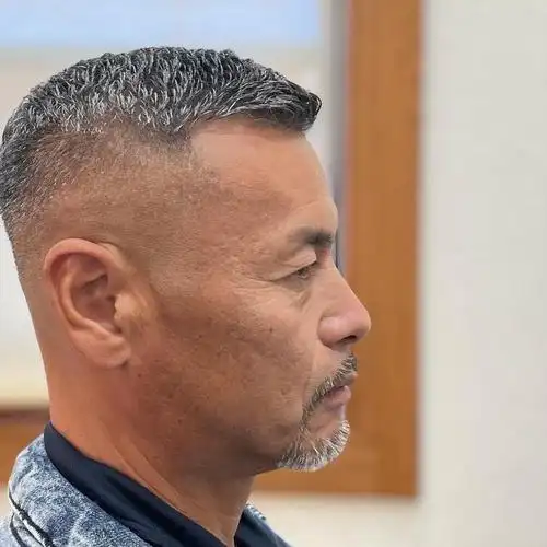 头发花白大哥,剪款背头真帅气,还有更多时尚男发供你选择|发型|烫发