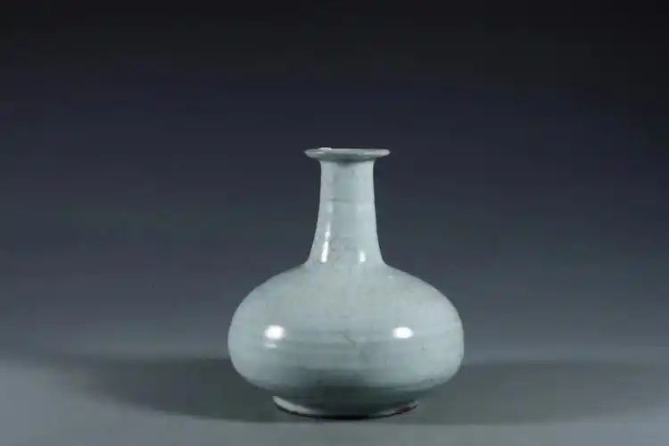 南宋官窑青釉穿戴瓶