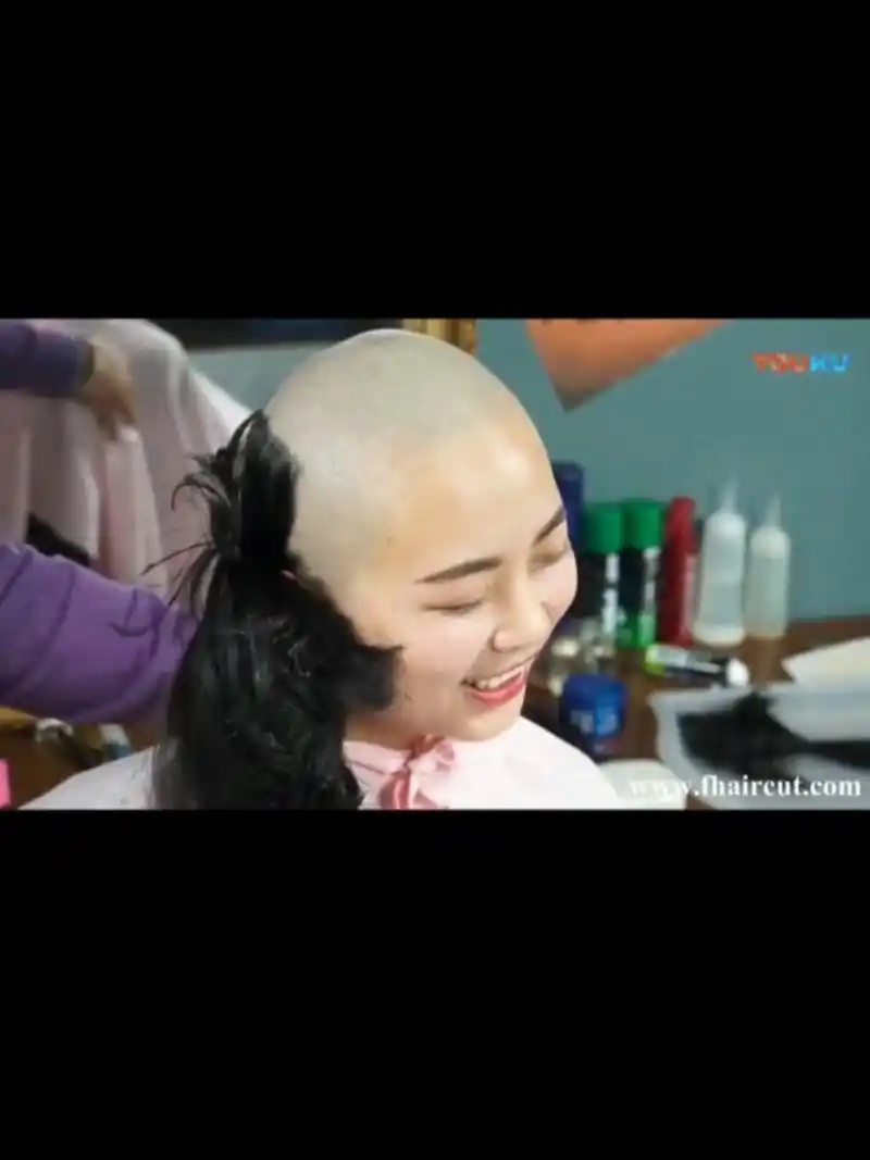 光头 我超级喜欢光头女生,亮亮的光头女生,我喜欢看美女剃光头刮光头