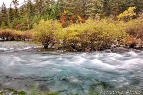 标题:忘情九寨水——行云流水