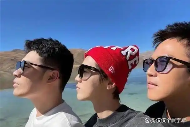 在这档节目中,鹿晗与好朋友邓超,陈赫一起参加了很多活动,让人忍俊不