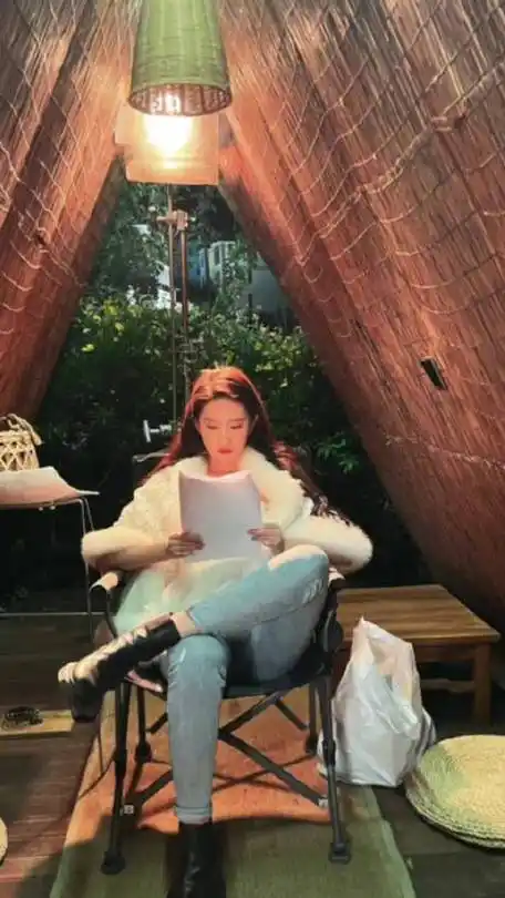 刘亦菲晒去有风的地方花絮照