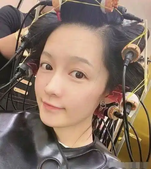 许多人都觉得李沁和孙怡长得像,看到两人卸妆后的比对,网友:服了.