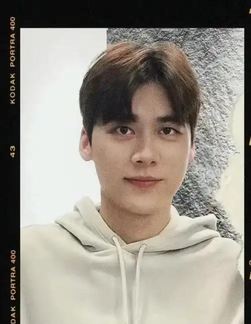 李易峰寺庙祈福穿黑袄子留中分驼背如路人退圈后味全无