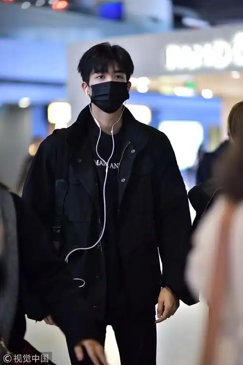 小鲜肉宋威龙全黑look酷劲十足 机场秀大长腿口罩难遮帅脸