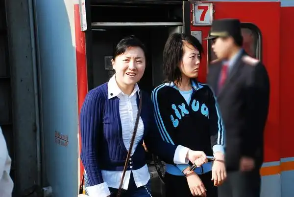 千里押解案犯 栖霞公安速破"9.20"抢劫杀人案