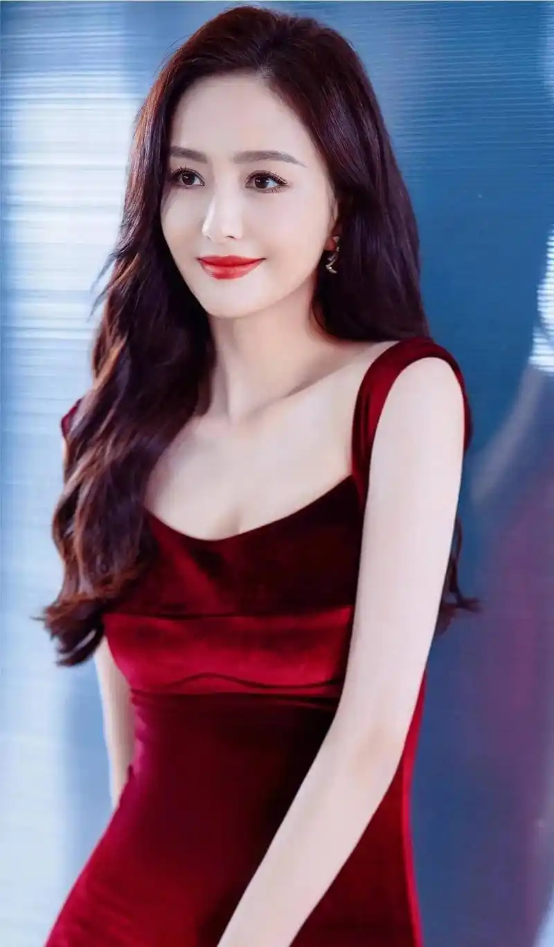 气质美女佟丽娅时尚写真:优雅高贵,艳丽动人