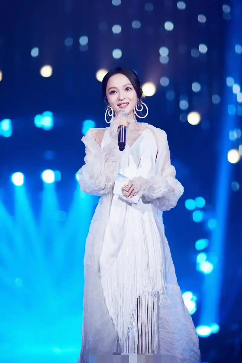 范玮琪晒照遭怒怼!拉孩子当挡箭牌都不管用,网友:善恶终有报!