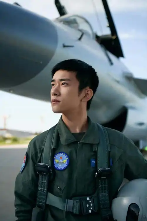 易烊千玺了,剃了寸头一身黑衣,低调出行也挡不住