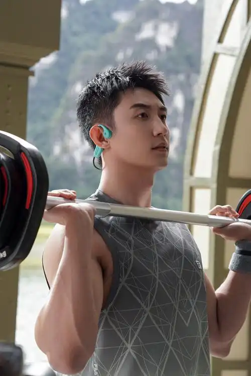 徐徐微风如丝,奏响春光序曲 掉落一组boss黄景瑜工作花絮图~ 在运动中