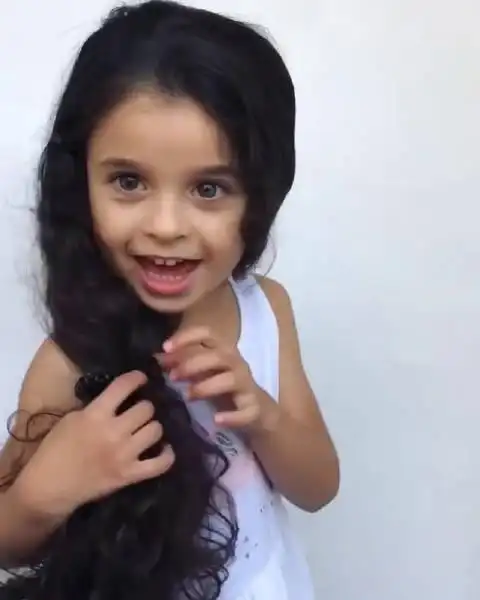 英国小女孩因为自己的一头卷发走红,这发量多的让人羡慕!