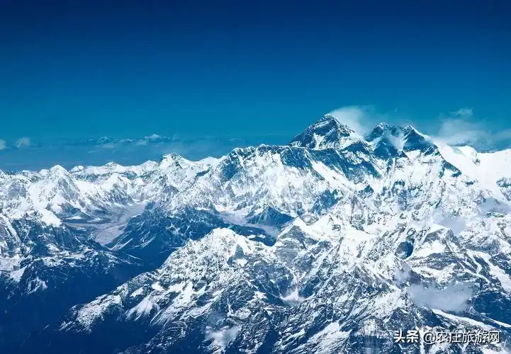 珠峰山脚下建有一座世界海拔最高的寺庙——绒布寺,同