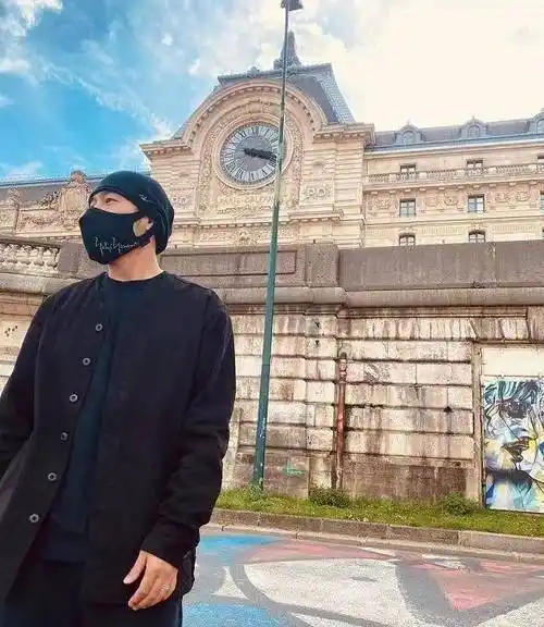 周杰伦晒儿女开心玩耍照,6岁海瑟薇长发飘飘好淑女,小长腿初现_罗密欧