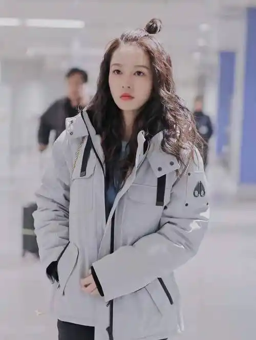 李沁穿7000元羽绒服走机场,90斤体重"竹竿腿"太抢镜,魅力不减_夹克