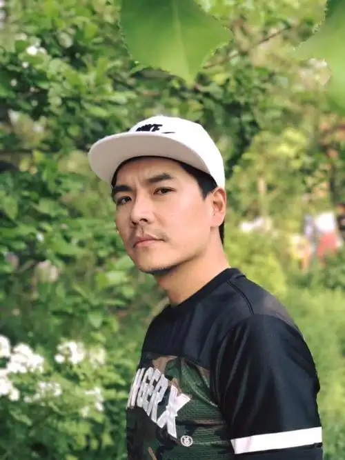 王传一晒小脚丫宣布当爸 女儿微笑小嘴是美人儿