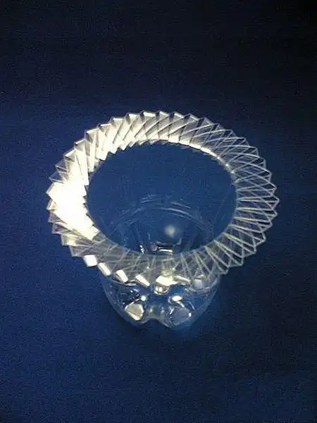 用矿泉水瓶做又简单又漂亮的手工 选一款带花的图案给小熊穿上