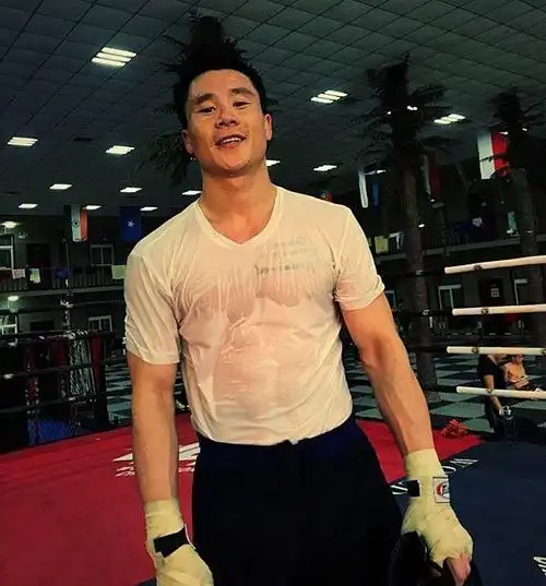 不得了!他曾击败过当今两位世界第一,如今要和邱建良争夺腰带