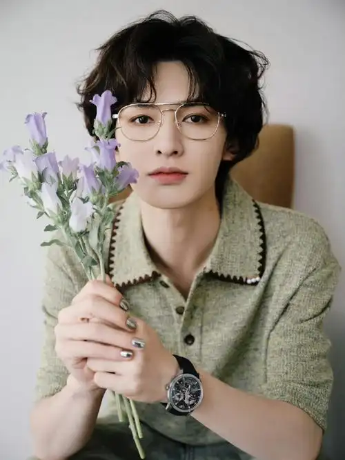 签售会造型#朱正廷专辑签售会造型96日系卷毛发型77金丝眼镜!