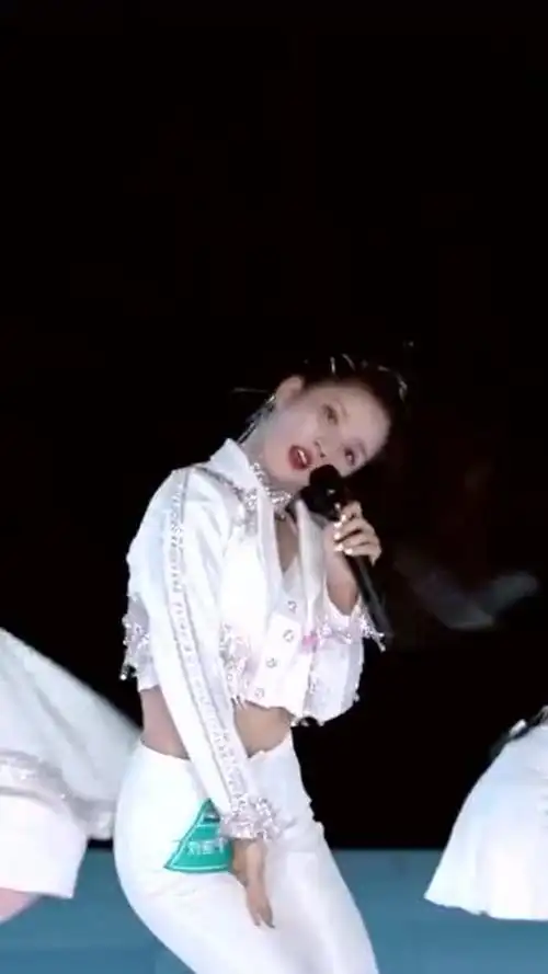 性感刘些宁的招牌动作舞姿好妖娆