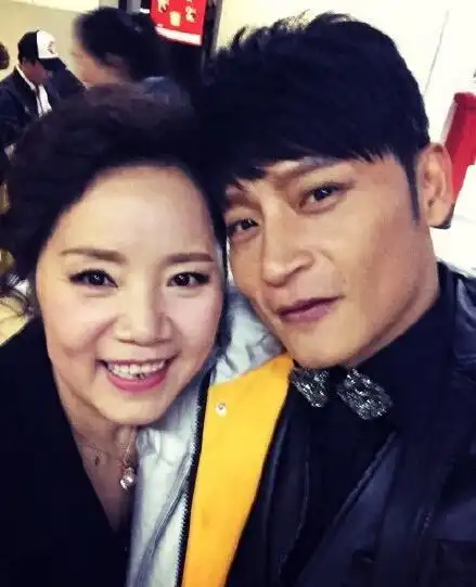 陈志朋晒与"额娘"自拍 网友:时间都去哪了