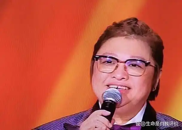 49岁韩红暴瘦后练书法,面容憔悴,身体健康状况引担忧