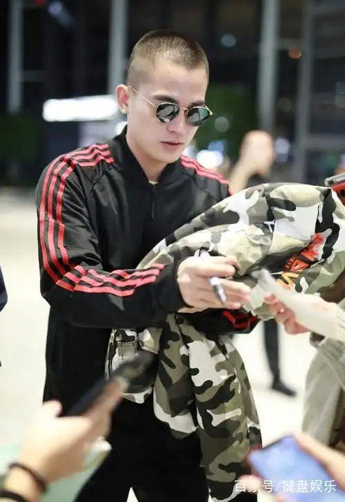 欧豪一路扛迷彩外套痞气十足迷人笑容大放送耳钉寸头太man了