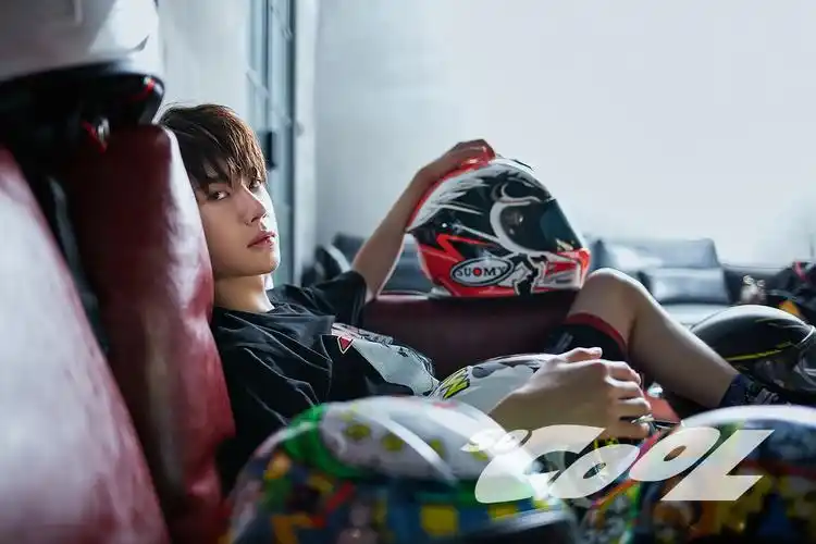 王一博爆全新写真大片 专注机车的酷boy